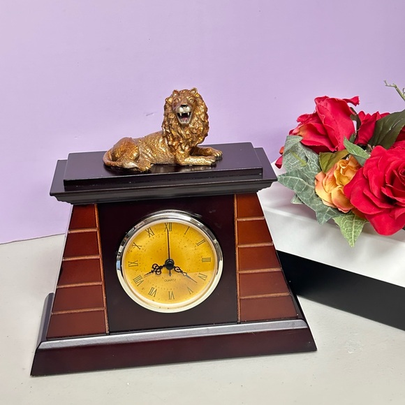 Vintage Wooden and cast bronze Table Top clock with Lion Figure - Picture 6 of 14